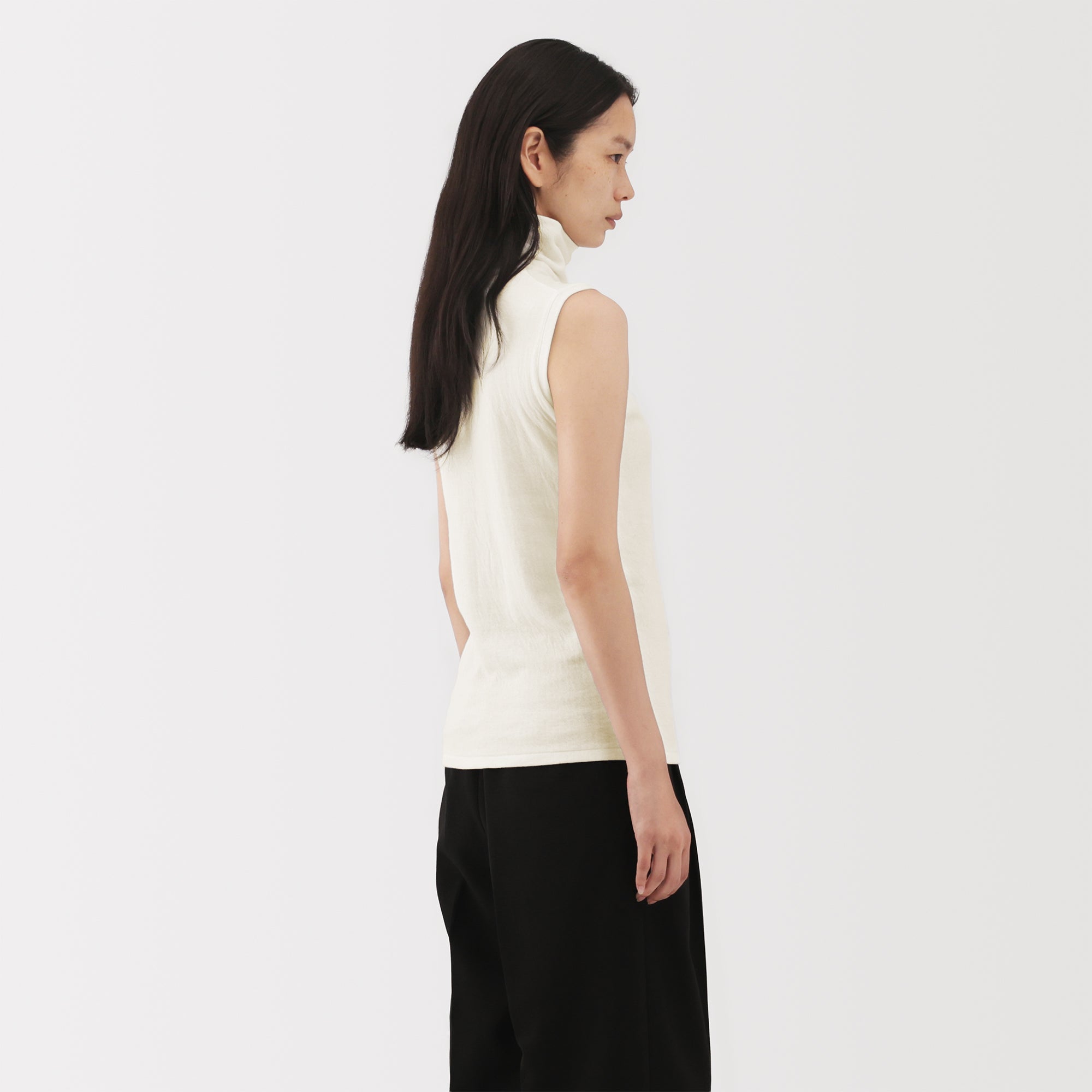 Labo Cotton Cashmere Sleeveless Turtleneck T-Shirt - Image 5